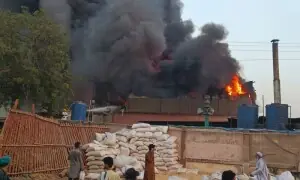 کراچی: سائیٹ ایریا کی ٹیکسٹائل فیکٹری میں تیسرے درجے کی آتشزدگی، ہنگامی الرٹ جاری