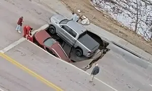امریکا: مصروف شاہراہ پر سڑک دھنسنے سے 2 گاڑیاں گڑھے میں جاگریں، ویڈیو وائرل امریکا: مصروف شاہراہ پر سڑک دھنسنے سے 2 گاڑیاں گڑھے میں جاگریں، ویڈیو وائرل