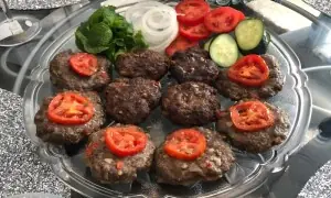 چپلی کباب کو چپلی کباب کیوں کہا جاتا ہے؟ چپلی کباب کو چپلی کباب کیوں کہا جاتا ہے؟