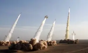 ایران نے حملوں کے جواب میں اسرائیل پر میزائل داغ دیے، ملک بھر میں سائرن بج اٹھے