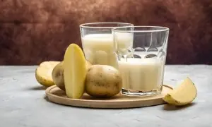 چہرے کی خوبصورتی سے بالوں کی تیز نشوونما تک؛ آلو کے رس کے کرشماتی فائدے