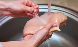 مرغی کو پکانے سے پہلے دھونا چاہیے یا نہیں: سائنس کیا کہتی ہے؟