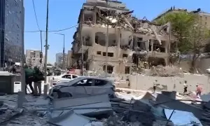 جنگ کا آٹھواں روز: ایران کے اسرائیلی شہروں اور امریکی اہداف پر میزائل حملے، عمارتیں ملبے کا ڈھیر بن گئیں