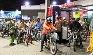 مہنگا بیچیں یا سستا؛ پاکستان میں پیٹرول کی قیمتیں کیسے طے ہوتی ہیں؟