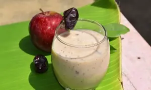 رمضان میں توانائی سے بھرپور سیب اور کھجور کی اسموتھی تیار کریں رمضان میں توانائی سے بھرپور سیب اور کھجور کی اسموتھی تیار کریں