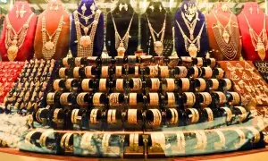 سونا آج بھی ہزاروں روپے مہنگا، فی تولے کی نئی قیمت کہاں پہنچ گئی؟