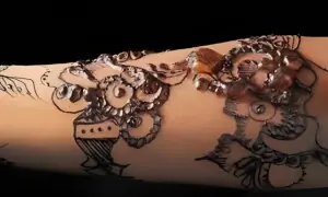 عید پرلگنے والی سیاہ اور سفید مہندی ہاتھوں پر ہمیشہ کے لیے داغ چھوڑ سکتی ہے، ماہرین جلد کا انتباہ