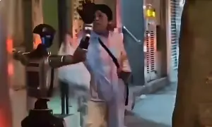 چین میں بزرگ خاتون کو ڈرانے والا انسان نما روبوٹ گرفتار