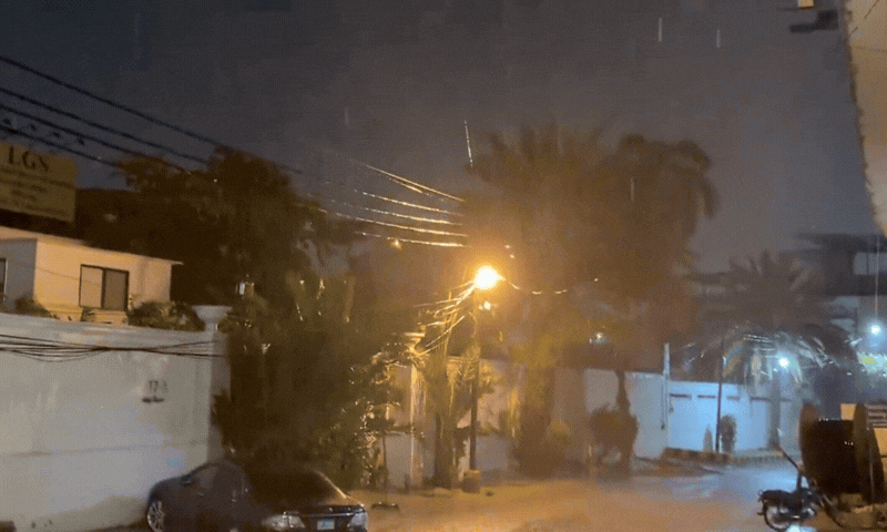 کراچی کے مختلف علاقوں میں تیز ہواؤں کے ساتھ بارش، درخت، چھتیں اور کھمبے گرگئے