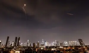 ایران کا کلسٹر وار ہیڈز والے میزائلوں سے اسرائیل پر حملہ، گاڑیوں اور مکانات کو نقصان