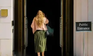 ٹیک کمپنیوں کی نیندیں اُڑ گئیں: نوجوان لڑکی کا گوگل اور میٹا پر مقدمہ، جیوری کے لیے فیصلہ مشکل ہو گیا