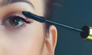 رات بھر مسکارا لگا رہنا آنکھوں کے لیے کتنا نقصان دہ؟ ماہرین کی وارننگ