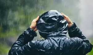 کراچی میں بادل برسنے کو تیار: ژالہ باری اور موسلا دھار بارش کی پیشگوئی