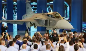 برازیل میں تیار کردہ پہلے سُپر سونک لڑاکا طیارے کی رونمائی برازیل میں تیار کردہ پہلے سُپر سونک لڑاکا طیارے کی رونمائی