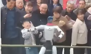 پرفارمنس کے دوران روبوٹ نے اچانک بچے کو تھپڑ جڑ دیا
