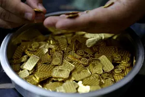 Gold price drops in local and international market