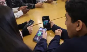 برطانیہ میں کم عمر بچوں کے لیے اسکرین استعمال پر مکمل پابندی کی سفارش