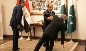 اسحاق ڈار غیر ملکی مہمان کے استقبال میں گر کر زخمی، کندھے میں فریکچر