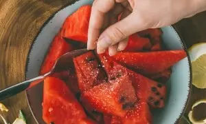 تربوز کھانے سے پہلے اس پر ایک چٹکی نمک چھڑکنا کیوں ضروری ہے؟