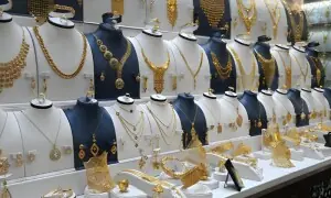 سونا آج بھی ہزاروں روپے مہنگا، فی تولے کی نئی قیمت کہاں پہنچ گئی؟