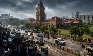 کراچی میں تیز ہواؤں کے ساتھ موسلا دھار بارش، شہر میں رین ایمرجنسی نافذ