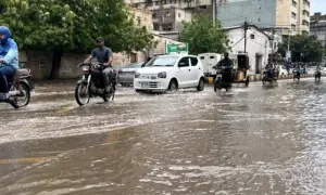 کراچی میں موسلا دھار بارش، سڑکیں زیرِ آب، مختلف حادثات میں 4 افراد جاں بحق