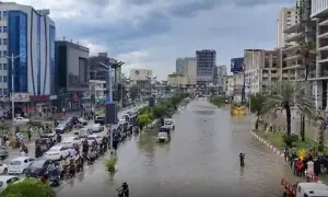 کراچی میں موسلا دھار بارش، سڑکیں زیرِ آب، مختلف حادثات میں 4 افراد جاں بحق