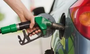 پیٹرول کی قیمت میں 136 روپے کا بڑا اضافہ، نئی قیمت 458 روپے فی لیٹر مقرر