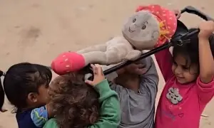 غزہ میں گڑیا کا جنازہ: جنگ کے اثرات معصوم بچوں تک پہنچ گئے