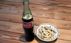 ’کوک میں تیرتی مونگ پھلی‘: یہ انوکھی ڈرنک کیا ہے اور کیوں مقبول ہے؟ ’کوک میں تیرتی مونگ پھلی‘: یہ انوکھی ڈرنک کیا ہے اور کیوں مقبول ہے؟