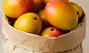 آم فریج میں رکھتے ہیں؟ جانیے پھلوں کے بادشاہ کو کاغذ میں محفوظ رکھنے کی سائنسی وجوہات