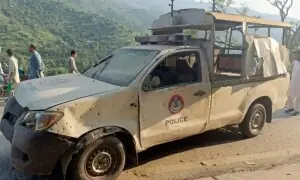 لکی مروت میں پولیس موبائل کے قریب دھماکا، اے ایس آئی سمیت 5 اہلکار زخمی لکی مروت میں پولیس موبائل کے قریب دھماکا، اے ایس آئی سمیت 5 اہلکار زخمی