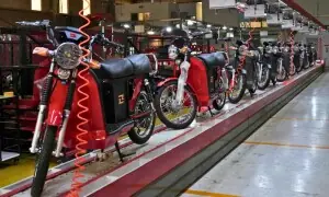 مہنگا پیٹرول اور قلت کا ڈر: پاکستان میں الیکٹرک بائیکس کی مانگ میں ریکارڈ اضافہ