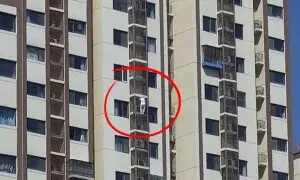 چین: 89 سالہ خاتون 27ویں منزل سے ریلنگ کے سہارے نیچے اترنے لگیں، حیران کن واقعہ