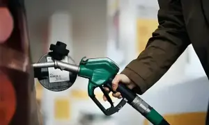 پیٹرولیم مصنوعات کی قیمتوں میں 78 سے 100 روپے فی لیٹر تک کمی کاامکان پیٹرولیم مصنوعات کی قیمتوں میں 78 سے 100 روپے فی لیٹر تک کمی کاامکان