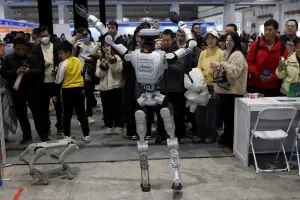 Robot joins &lsquo;Ping-Pong Diplomacy&rsquo; anniversary event in China-US exhibition