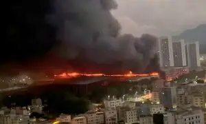 الیکٹرک گاڑیاں بنانے والی چینی کمپنی &rsquo;بی وائی ڈی&lsquo; میں بھیانک آگ، شعلے آسمان چھونے لگے