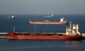 آبنائے ہرمز پر امریکی ناکہ بندی کے باوجود مذاکرات کی امید میں تیل سستا