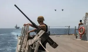 امریکی بحریہ کی آبنائے ہرمز میں کارروائی، ایران کے 8 آئل ٹینکرز کو واپس بھیج دیا