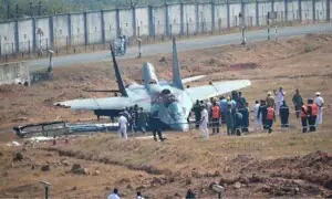 بھارتی فضائیہ کے لڑاکا طیارے کی کریش لینڈنگ، ایئرپورٹ بند