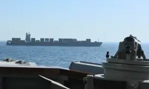 امریکی نیوی کا ایرانی بحری جہاز پر میزائل حملہ، ایران کا جوابی کارروائی کا عندیہ، مذاکرات پر سوال اُٹھ گئے