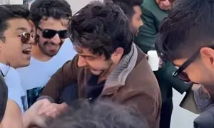 دوست کی شادی میں جوتا چھپائی کے دوران شاہ رخ خان کے بیٹے کا جھگڑا