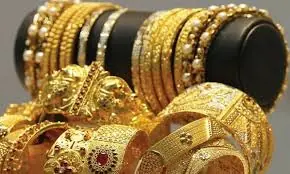 Gold prices fall in global and Pakistan markets amid oil-driven concerns
