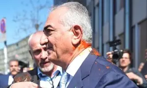 برلن میں رضا شاہ پہلوی پر مشتعل شخص کا حملہ، سرخ رنگ پھینک دیا