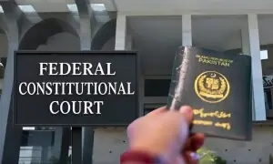 وفاقی آئینی عدالت نے پاسپورٹ کنٹرول لسٹ میں نام شامل کرنے کا حکومتی اختیار بحال کردیا
