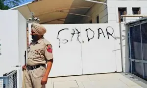 انتقام یا سیاست: ہربھجن سنگھ اور راگَھو چڈھا کے گھروں کے باہر 'غدار' کیوں لکھ دیا گیا؟