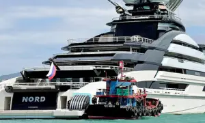 Russian billionaire&rsquo;s superyacht crosses Strait of Hormuz