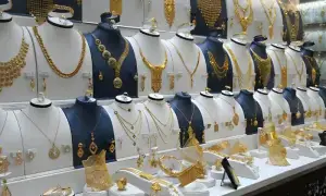 Gold prices plunge in Pakistan amid global decline