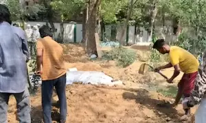 لاکھوں روپے اور نوکری کا لالچ: بیٹی نے عاشق کے ساتھ مل کر ماں کو موت کے گھاٹ اتار دیا