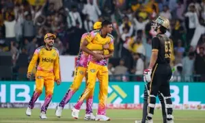 پی ایس ایل 11 فائنل: پشاور زلمی کے خلاف حیدرآباد کی بیٹنگ لائن لڑکھڑا گئی، 8 کھلاڑی آؤٹ